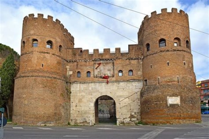 Are the aurelian walls still standing?