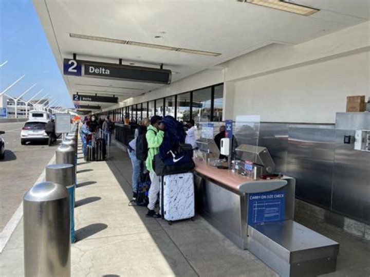 Are there skycaps at midway?