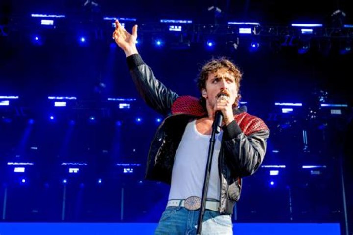 Can ashley benson sing?