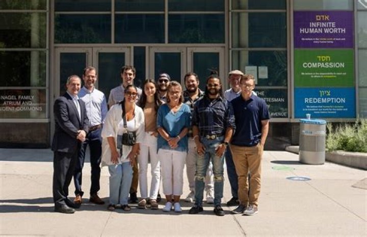 Can graduate students be reviewers for journals?