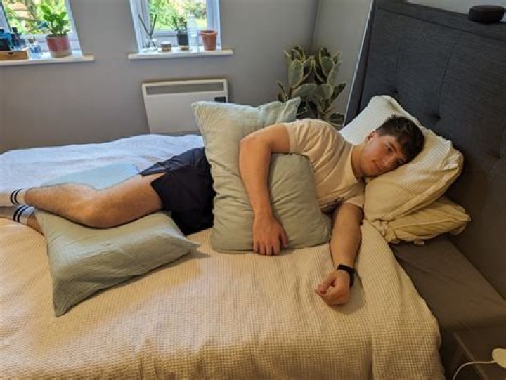 Can i sleep on my side with a leg cast?