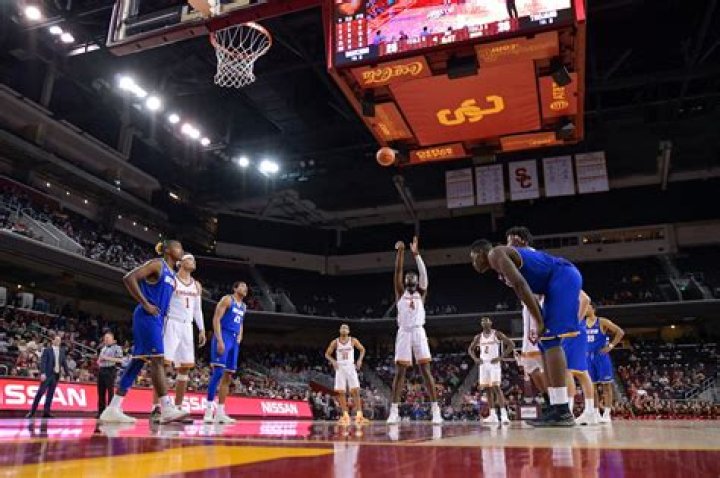 Can you intentionally miss a free throw?