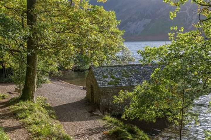 Can you walk around crummock water?