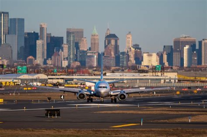 Can you walk from newark airport to marriott?