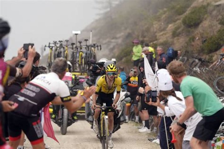 Did chris froome finish stage 2?