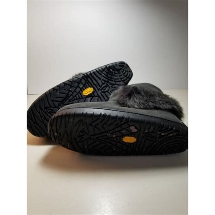 Do manitobah mukluks stretch out?