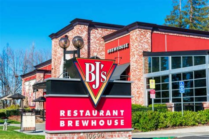 Does bj's brewhouse take reservations?