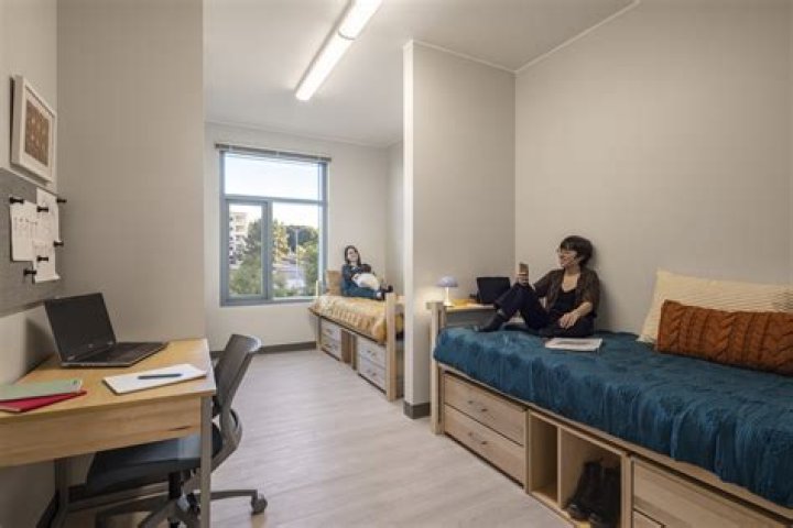 Does chamberlain university have dorms?