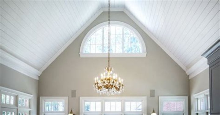 Does crown molding go with vaulted ceilings?