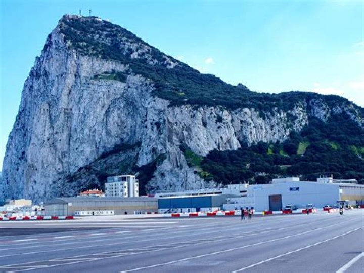 Does gibraltar have an airport?