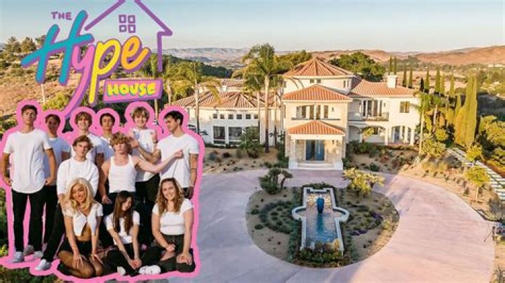 Does kelianne live in the hype house?