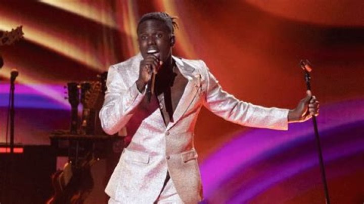 Does pernell roberts sing?