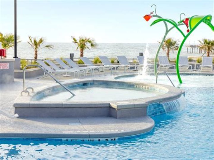 Does sun city have heated pools?