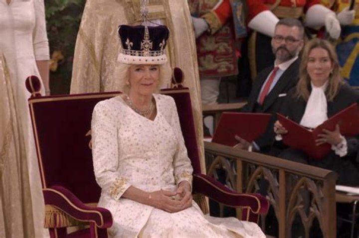 Does the lady in waiting live with the queen?