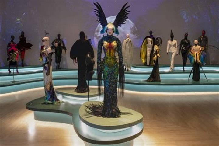 Does thierry mugler still design?