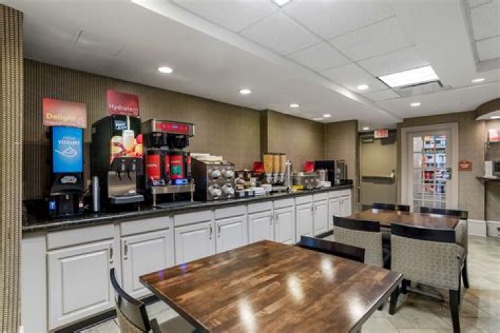 Does towneplace suites have free breakfast?