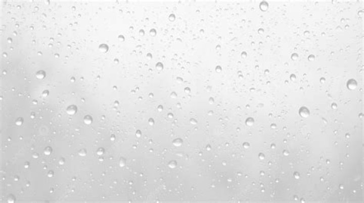 Does water wets glass?