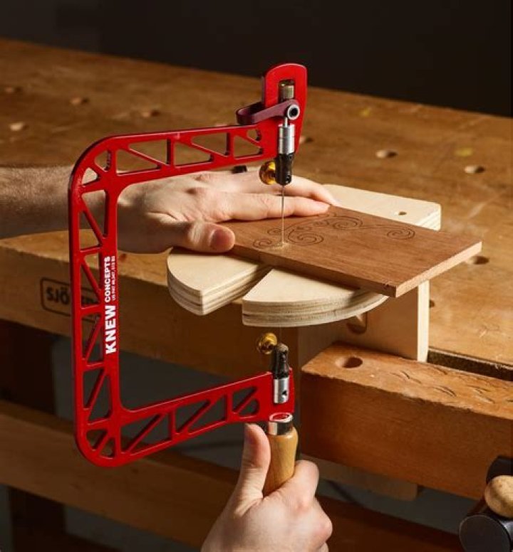 How does fret saw work?