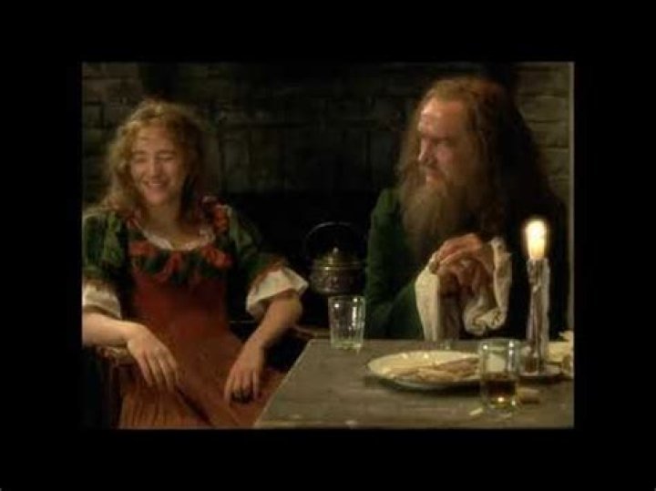 How does sikes kill nancy?