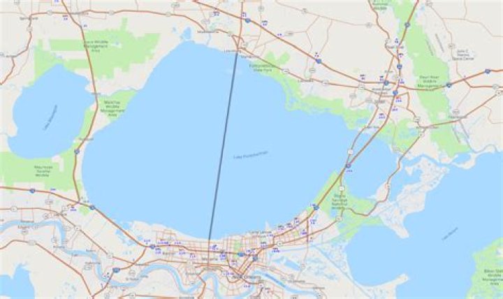 How long is lake pontchartrain?