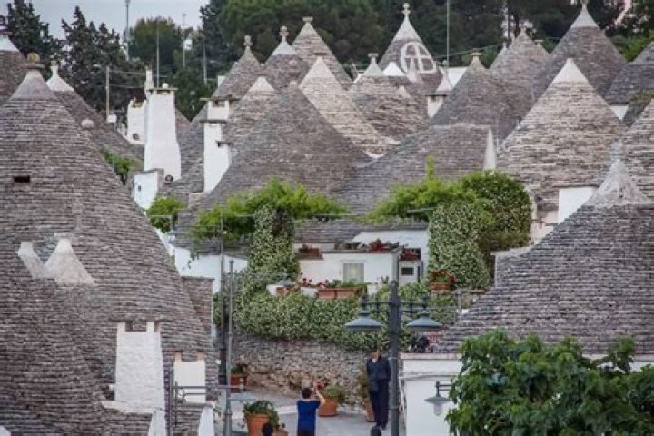 How many trulli in alberobello?