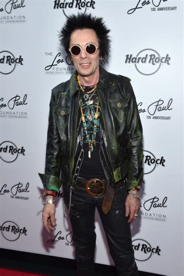 How old is earl slick?