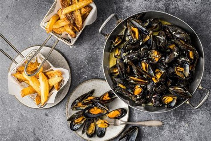 How to eat moules frites?