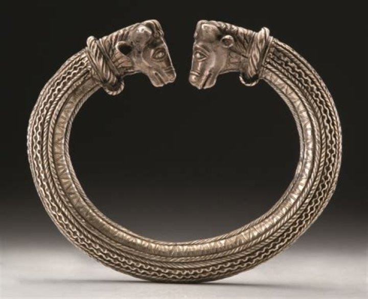 How were torcs worn?