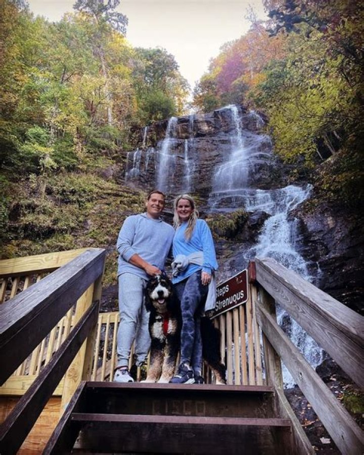 Is amicalola falls dog friendly?