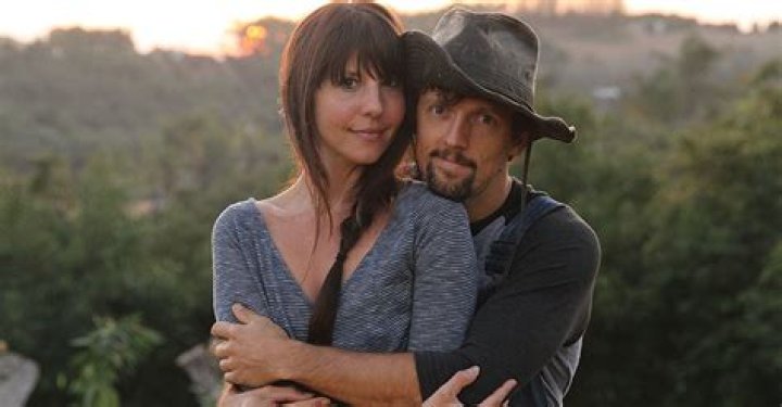 Is jason mraz married?
