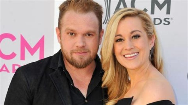 Is kellie pickler still married?