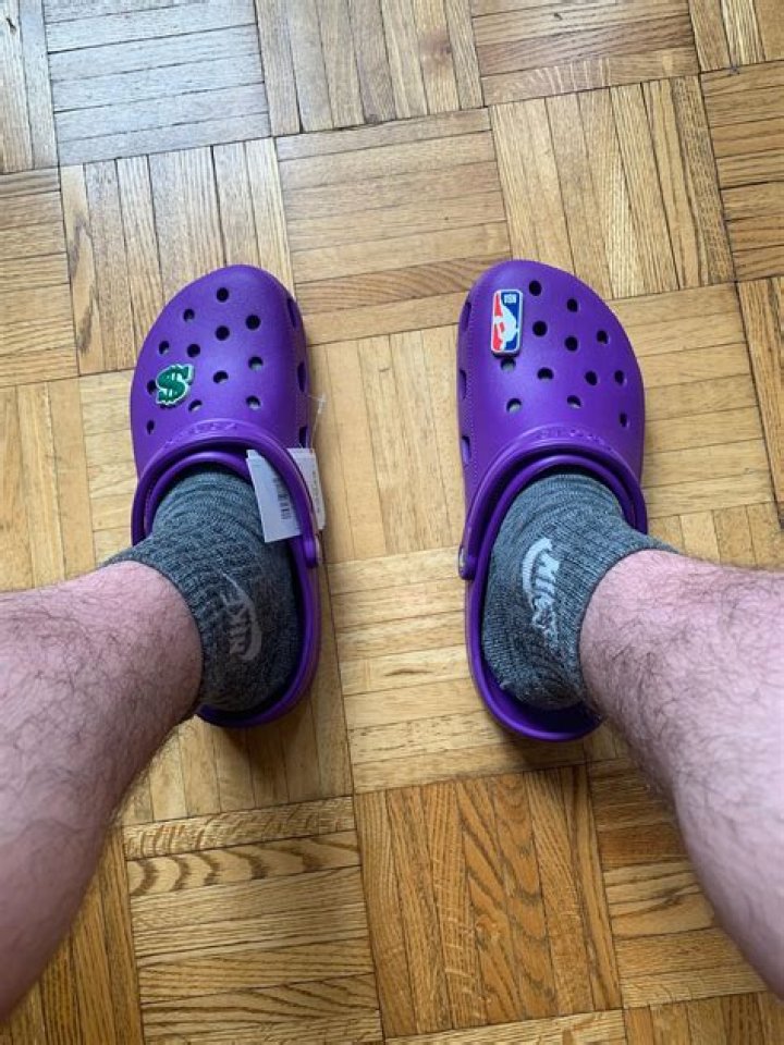 Should crocs fit loosely?