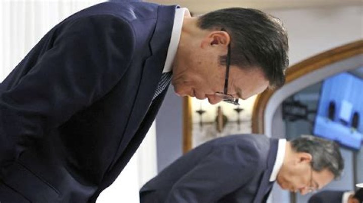 Should westerners bow in japan?