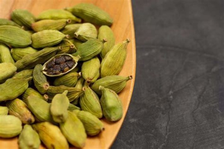 What does cardamom taste like?