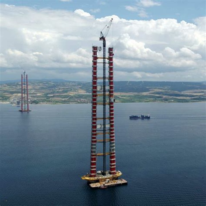 What is a luffing tower crane?