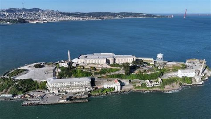 When did alcatraz close?