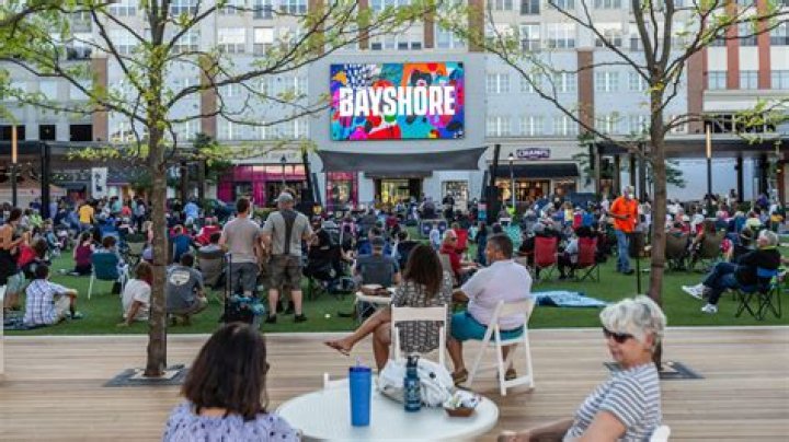 When does bayshore mall open?