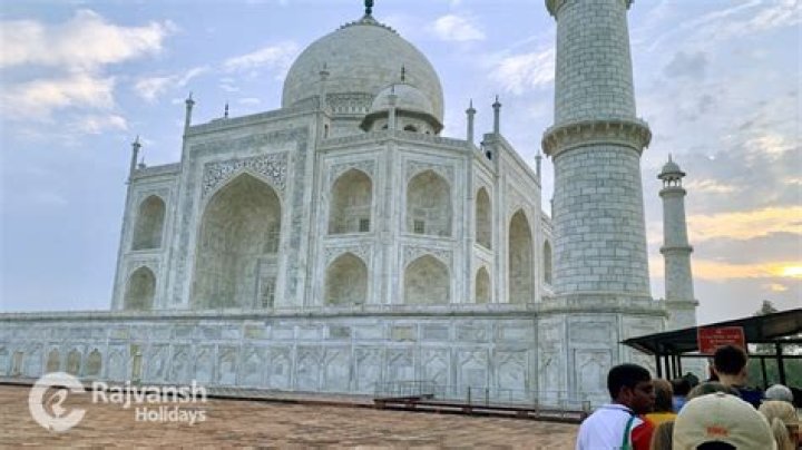 When taj mahal is closed in a week?