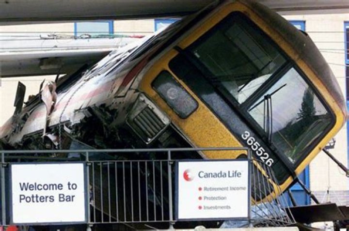 When was the potters bar rail crash?