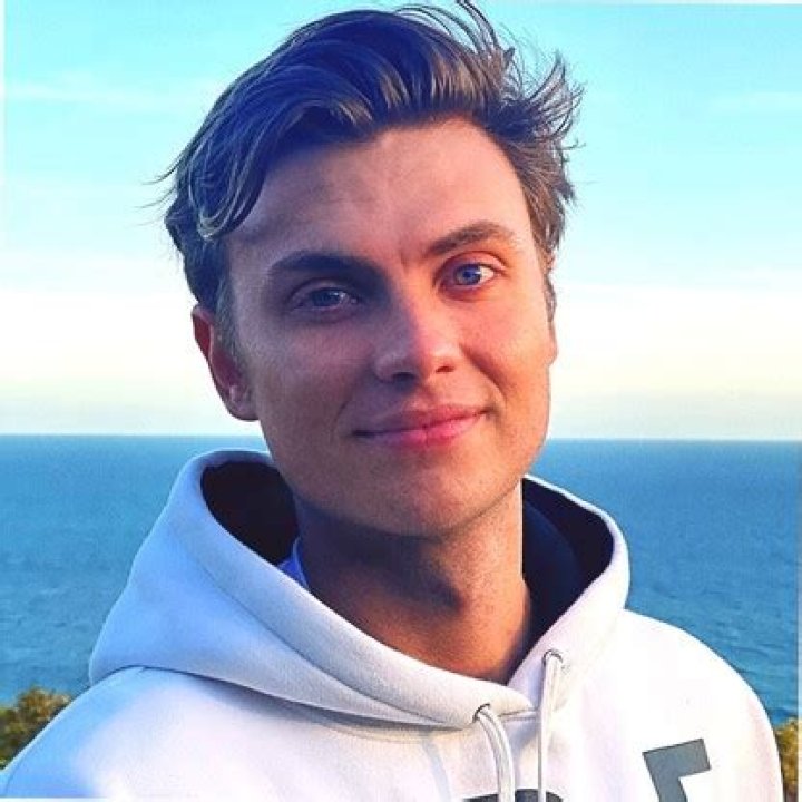 Where is carter sharer from?