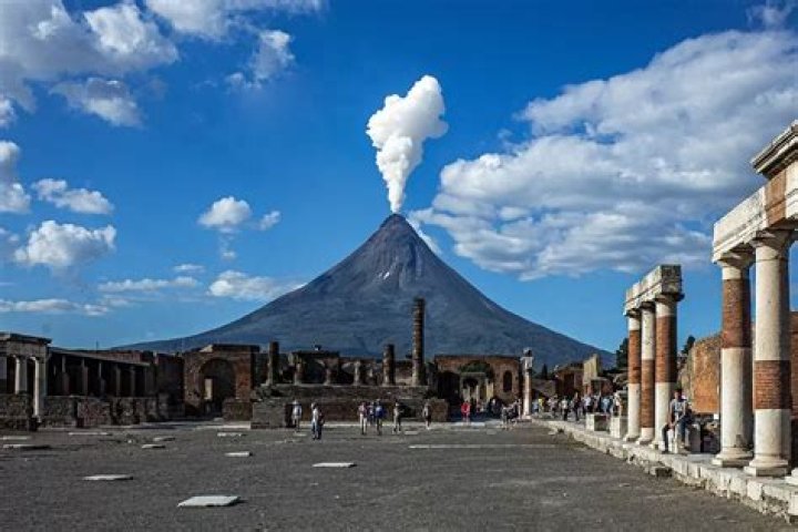 Which city does vesuvius overlook?
