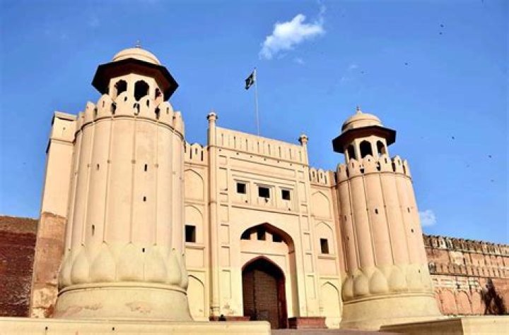 Which temple built by aurangzeb?