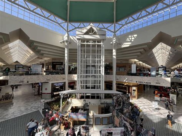 Who bought oakview mall?
