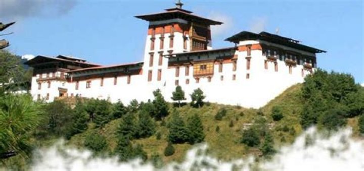 Who built jakar dzong?