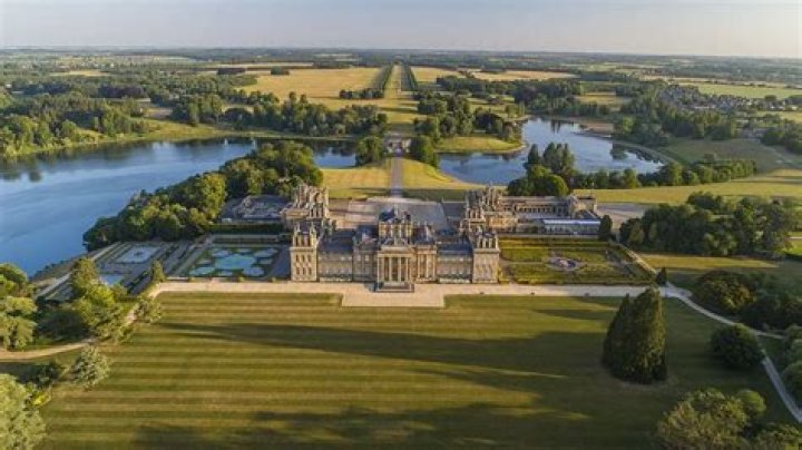 Who does blenheim palace belong to?