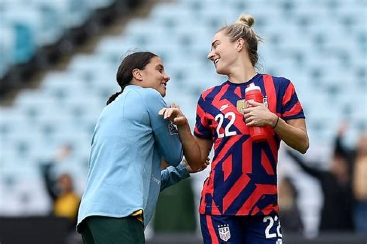 Who does kristie mewis play for?
