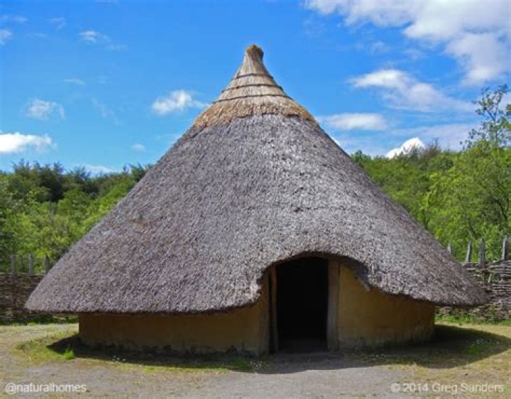 Who lived in crannogs?