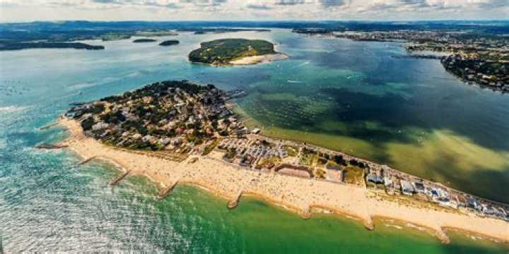 Who lives on sandbanks millionaires row?
