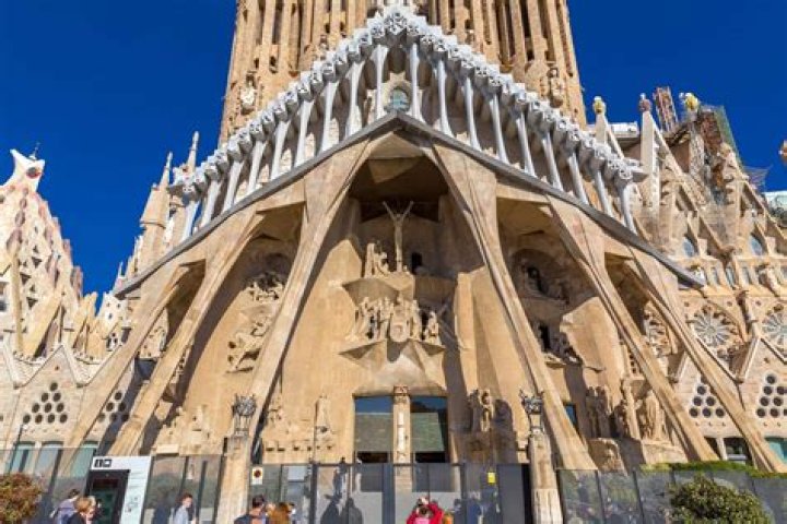 Who made sagrada familia?