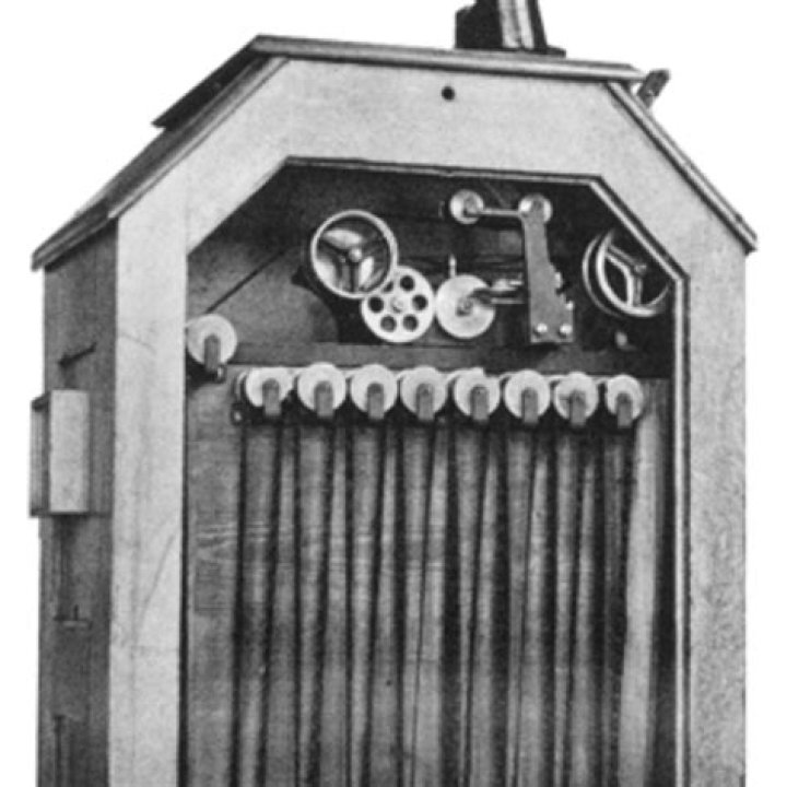 Who made the first projector kinetoscope?